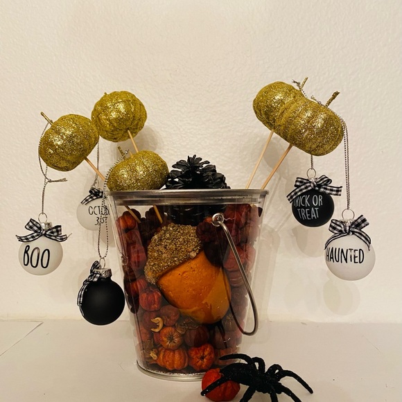 Halloween table decor with ornaments and pumpkin spice scented putka pods - Picture 9 of 16